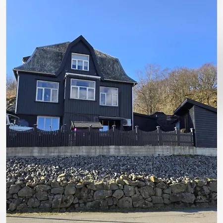 Stort Hus Med 3 Soverom Og Fin Utsikt Og Fin Ute Plass Sogndalsstrand
