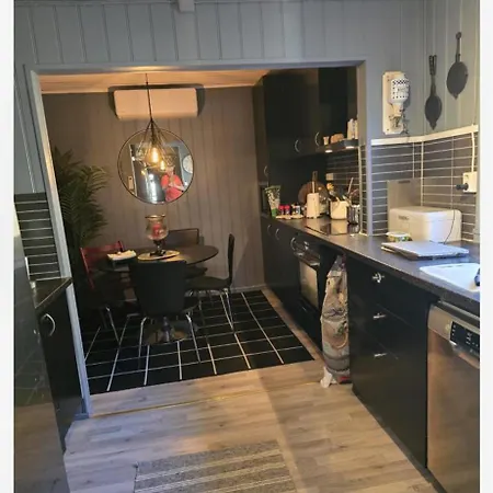 Stort Hus Med 3 Soverom Og Fin Utsikt Og Fin Ute Plass Sogndalsstrand